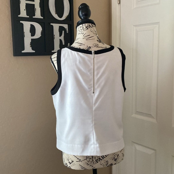 White House Black Market - Black & White Crop Dressy Blouse w/ Zipper Back 🖤🤍 - Picture 3 of 6